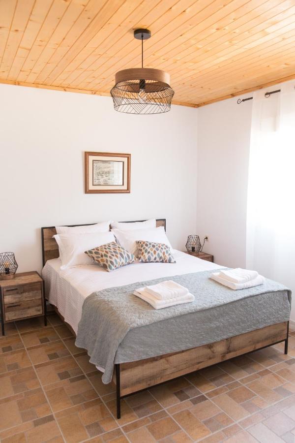 Althea - Cozy With Spacious Terrace Views